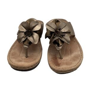 Clark’s flower Women's Leather‎ Bronze Floral Sandals size 9